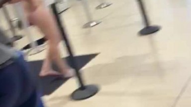 (Warning) White gal in Jamaica Airport